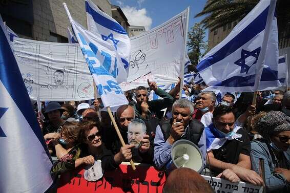 הפגנות תמיכה בנתניהו מחוץ לביהמ"ש המחוזי בי-ם // צילום: אורן בן חקון